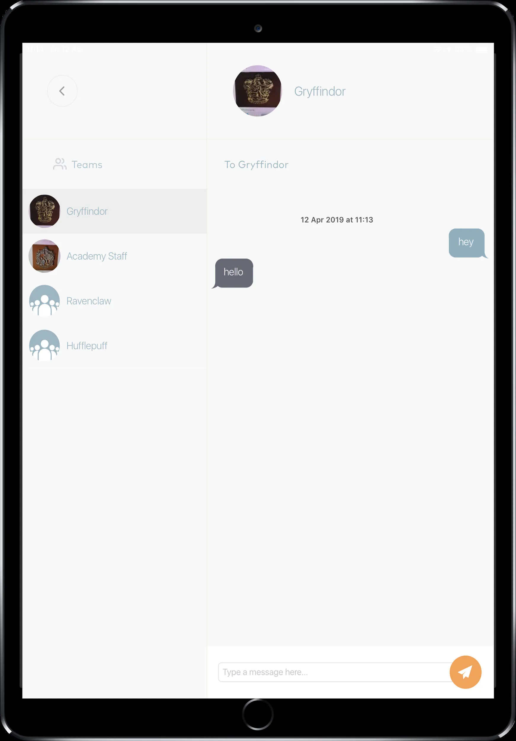 Pantalla de chat mostrando mensajería entre equipos durante un evento