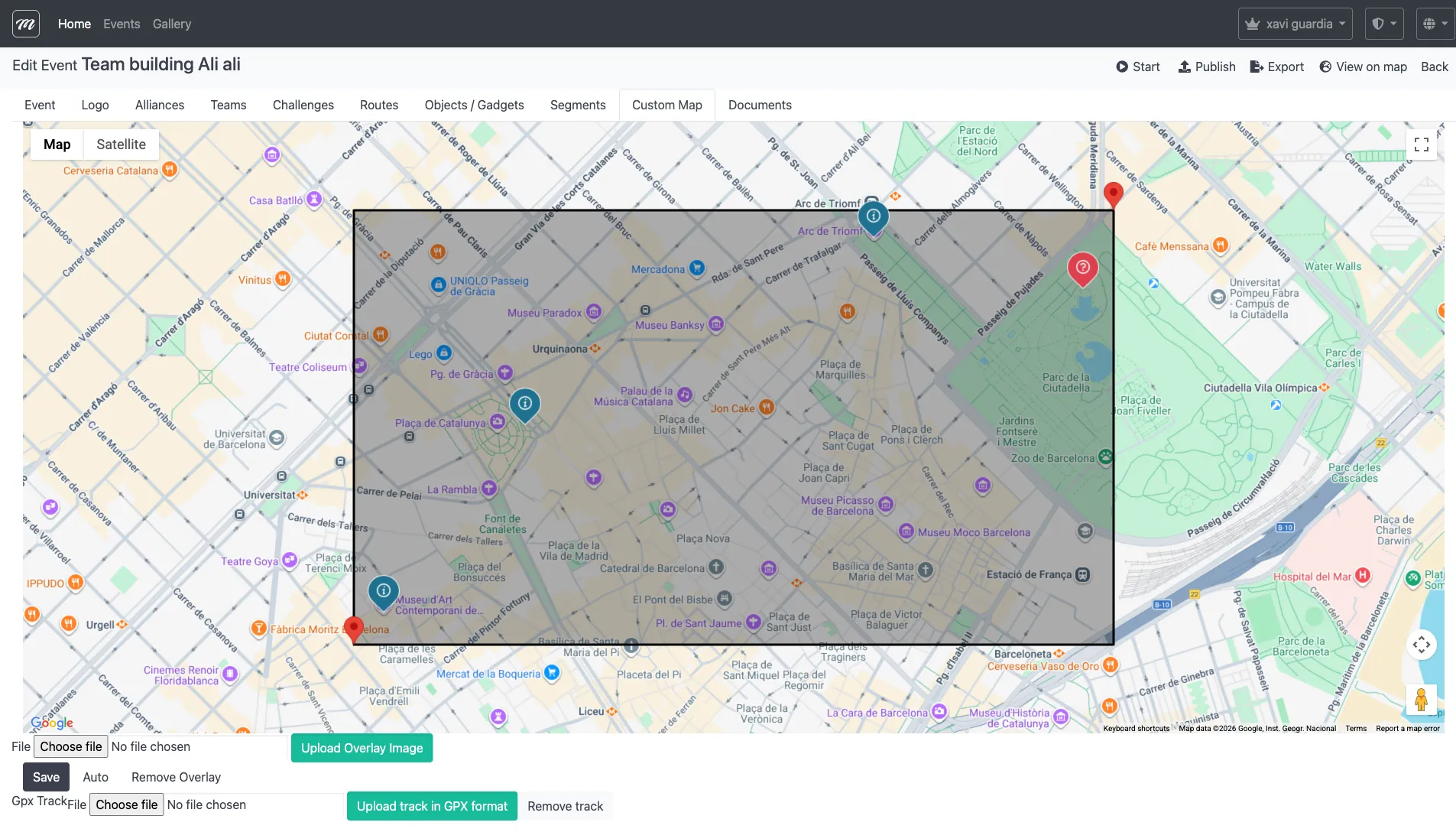 Pestaña Custom Map mostrando un widget de Google Maps con controles de overlay y sección de carga de GPX
