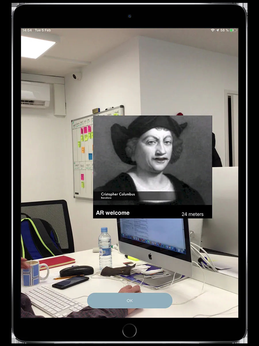 Pantalla del challenge Geolocated Video mostrando un vídeo anclado por GPS reproduciéndose a través de la cámara