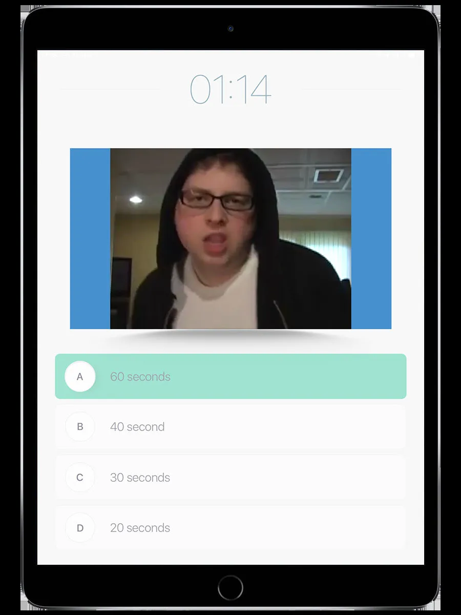 Pantalla de respuesta de Guess the Song mostrando la reproducción de vídeo con la respuesta seleccionada resaltada